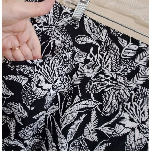 Perfect Stretch by Chico's 3.5 (Xl-XXL) Black Leaf Print Pants 28" Inseam FLAW - Picture 6 of 6
